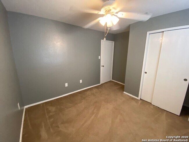 Building Photo - Great Floor Plan ~ Great Location ~ Lots o...
