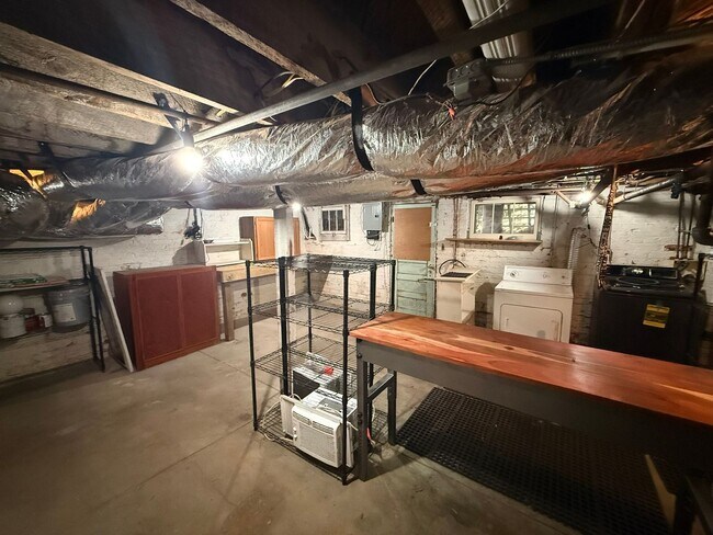 Building Photo - 3 Bedroom 1.5 bath Fan home for rent