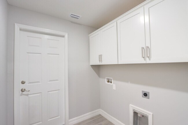 Building Photo - MUST SEE-CUSTOM BUILT-LARGE NEWER CONSTRUT...