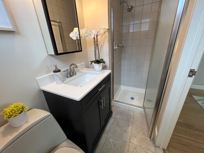 Building Photo - Remodel Detached 4 Bed / 2 Bath Home Near ...