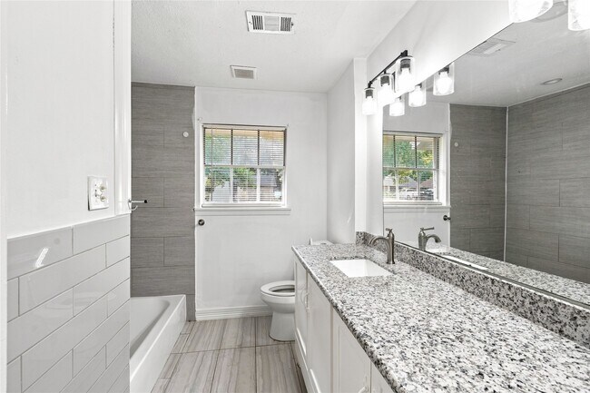 Building Photo - 2906 Newcastle Dr