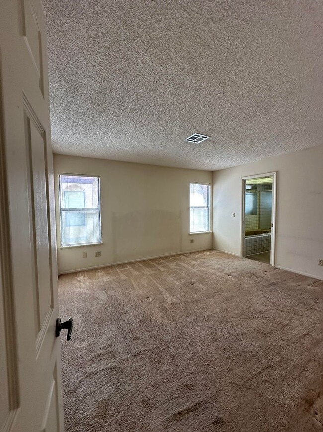 Building Photo - 2 bedroom condo near UNLV