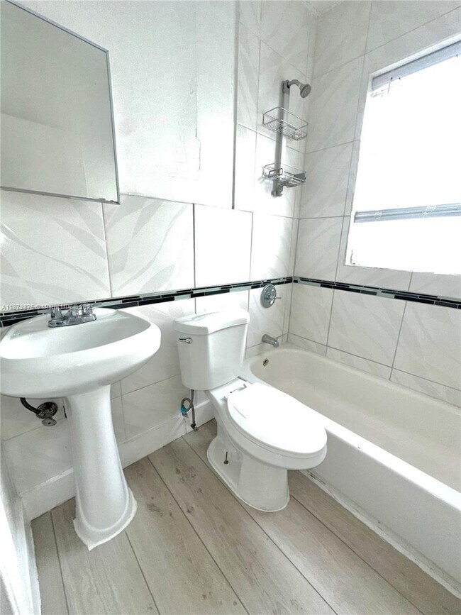 Building Photo - 967 SW 5th St