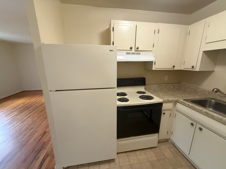 Building Photo - 394 S Pope St