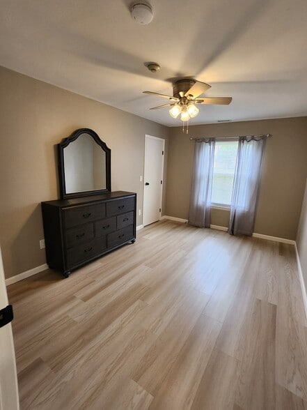 Beautiful second bedrm w large closet - 49 Fairview Cir