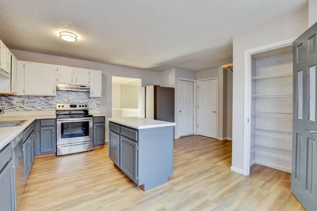 Building Photo - 214 Jouster Way