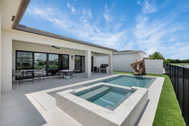Building Photo - 17112 Aquavera Way