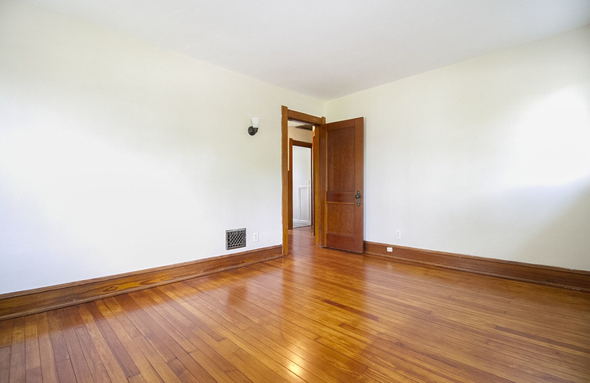 Building Photo - 701 Hampton Ave