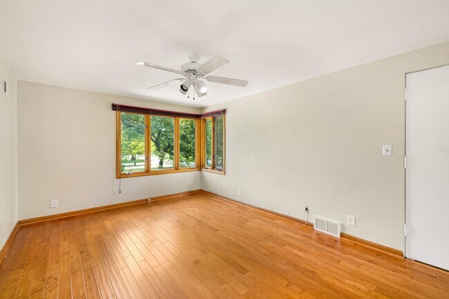 Building Photo - 214 E Spooner Rd