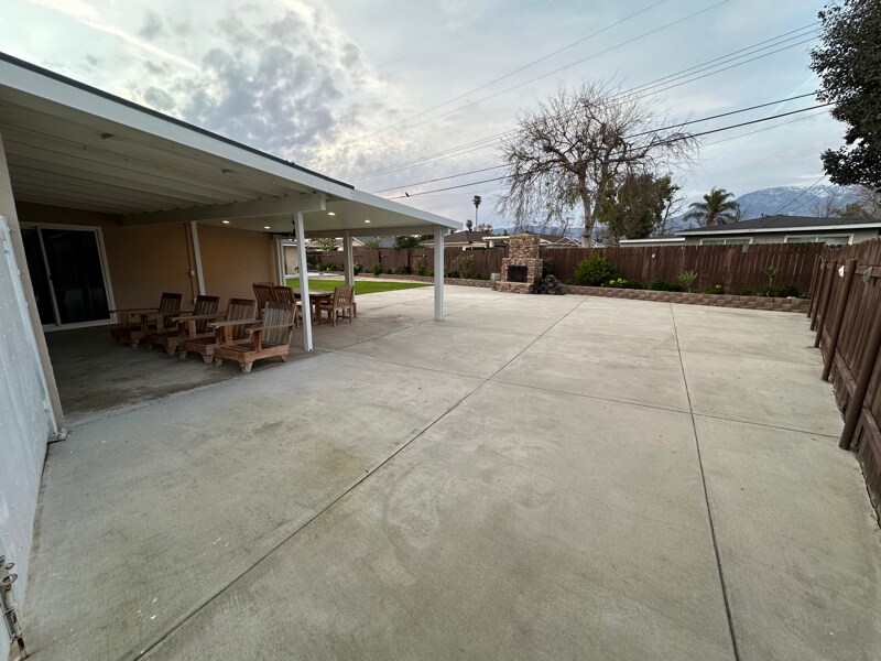 Building Photo - 1647 N Lake Ave