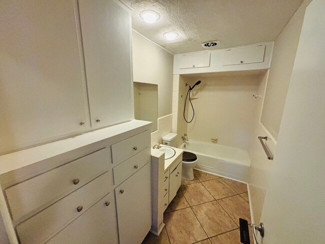 Building Photo - Remodeled 4BR Near Eastborough w/ Finished Basement & HUGE Fenced Yard – $2,000