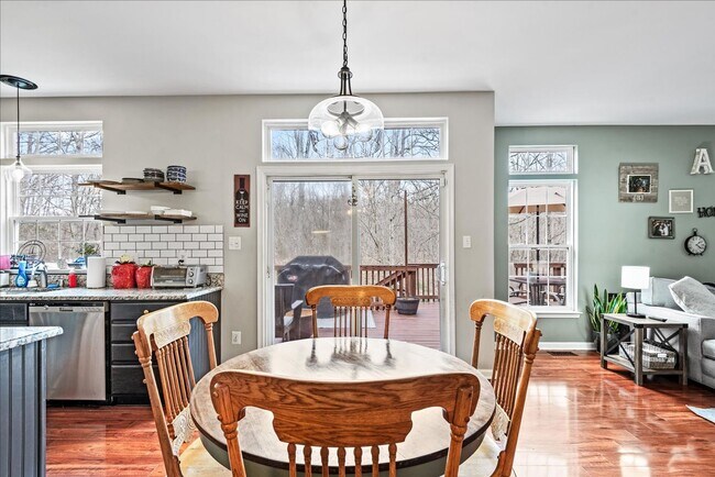 Building Photo - Beautiful 5-bedroom home close to VRE, I-95, shopping and much more!