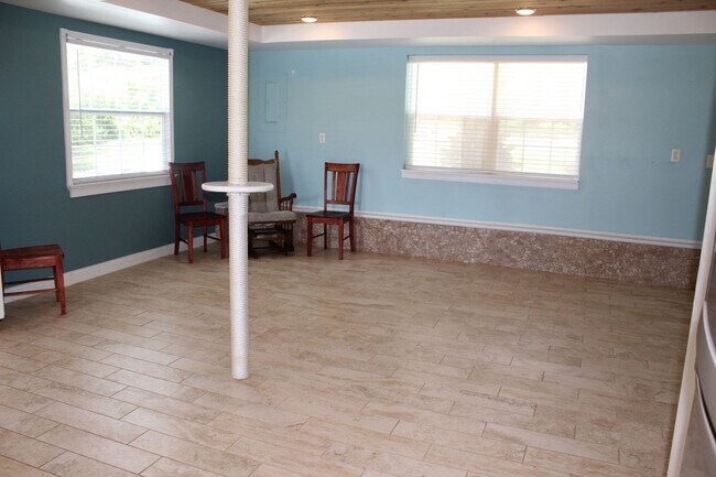 Building Photo - Beautiful 2 bedroom Lakefront Home