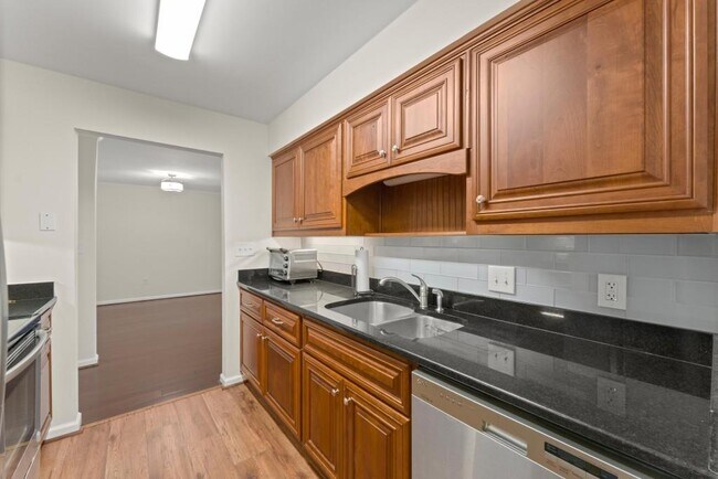 Building Photo - 25312 Plantation Dr NE