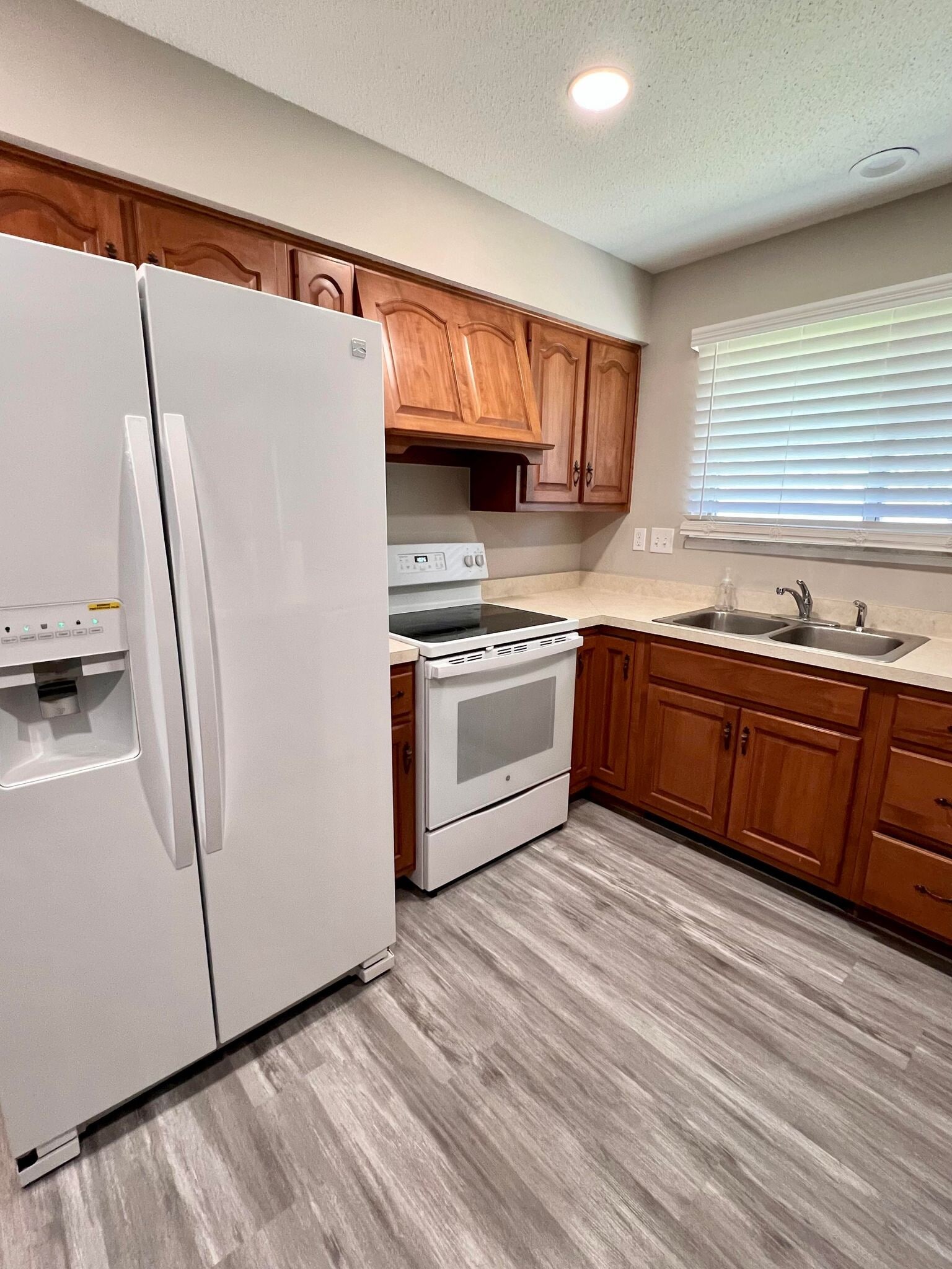 Kitchen - 6827 Azalea Dr