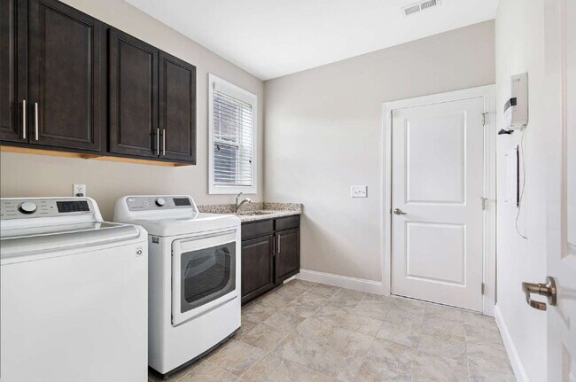 Building Photo - "Luxurious 4-Bedroom Retreat with Third Fl...