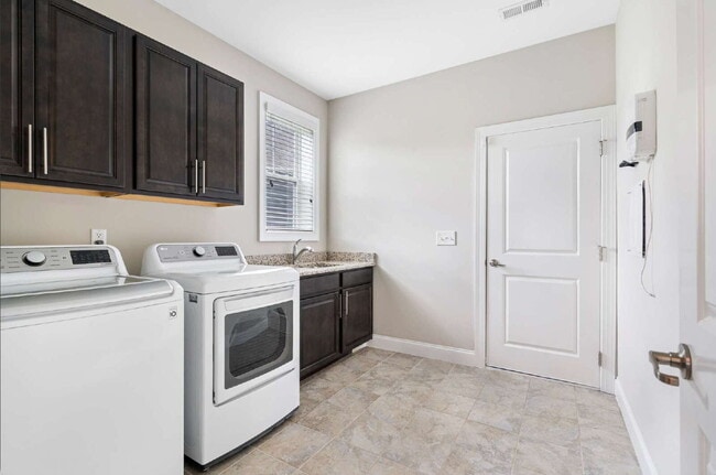 Building Photo - Luxurious 4-Bedroom Retreat with Third Floor Bonus Room & Fenced-in Backyard