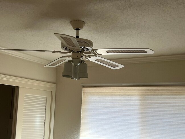 Building Photo - FURNISHED SHORT TERM 6 MONTH MINIMUM STAY