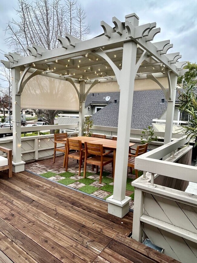 Building Photo - Willow Glen Townhome with Gorgeous Patio