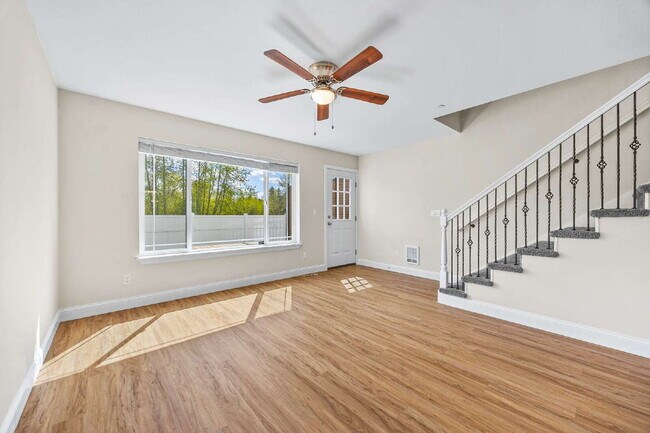 Building Photo - 4 bedrooms, 2.5 bathrooms with attached garage. This large unit is 3 floors!  Rent of $2900.00 in...