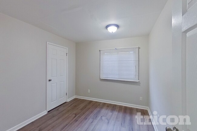 Building Photo - 9235 Laurel Hill Dr