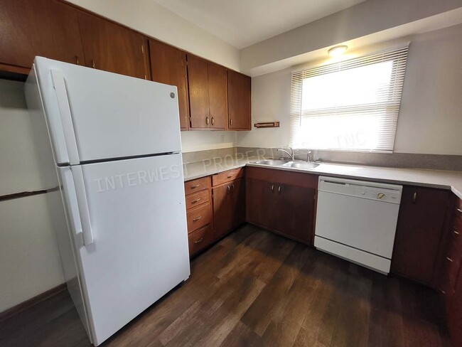 Building Photo - 3 Bd 1.5 ba Ranch Style Home in NE PDX With Washer/Dryer Hook-ups, Fenced Backyard & 2 Car Garage!