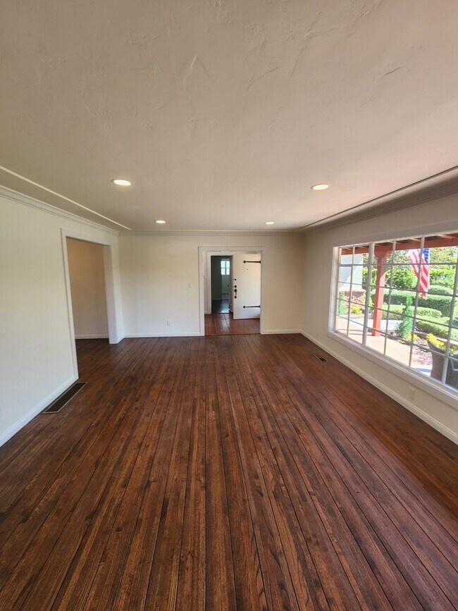 Building Photo - 4950 Rosehedge Dr
