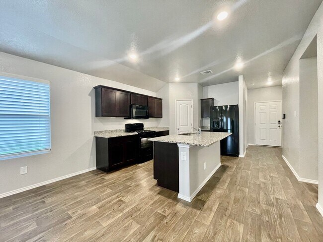 Building Photo - 4 Bedroom home in Cottonwood Creek w/ Fenced backyard