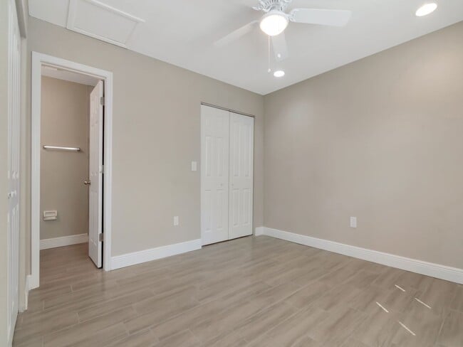 Building Photo - Stunning Newly Renovated 3-Bedroom, 2-Bath Duplex in Prime Bradenton Location!