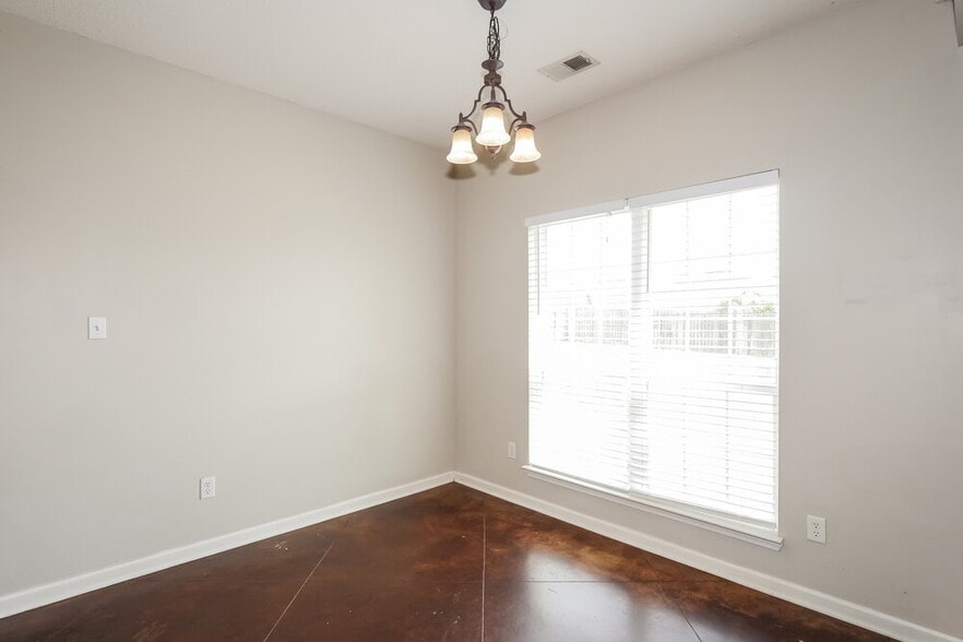 Building Photo - 8426 Linda Shore Cove