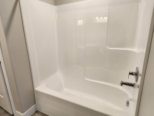 Building Photo - Newer 3 Bd 2.5 Ba Townhome in Herriman