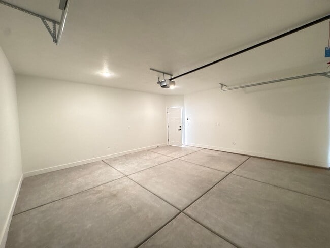 Building Photo - Crosshollows Home Available!