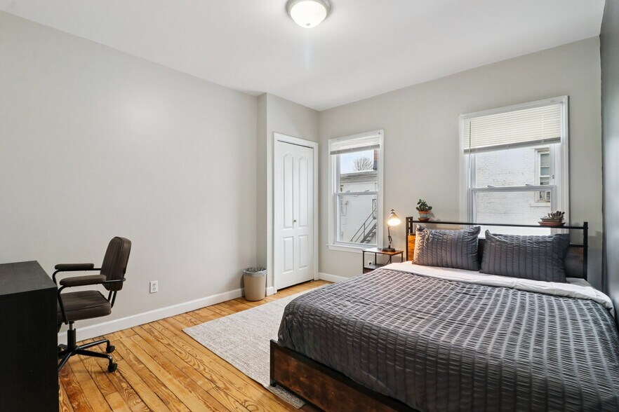 Fully furnished - 136 Shelton Ave