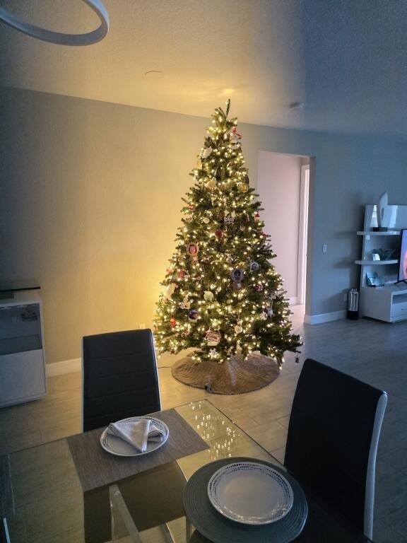 Building Photo - 527 SE Vallarta Dr