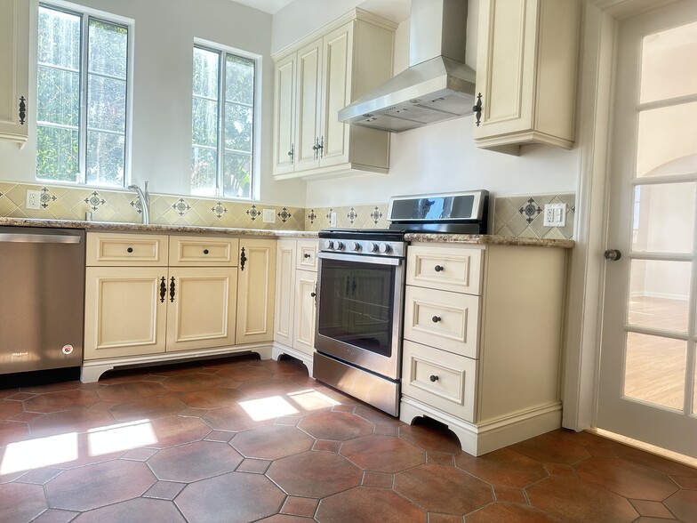 Building Photo - 1602 S Sierra Bonita Ave