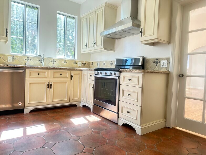 Primary Photo - 1602 S Sierra Bonita Ave