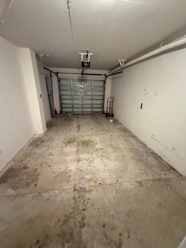 Building Photo - 1100 Crestwood Ct S