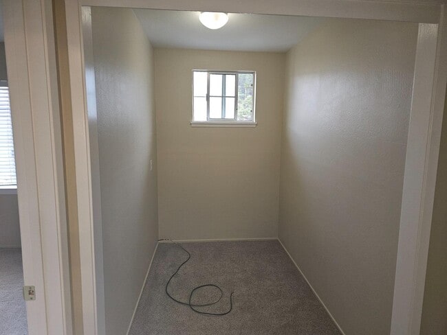 Building Photo - 160 Clarendon Rd