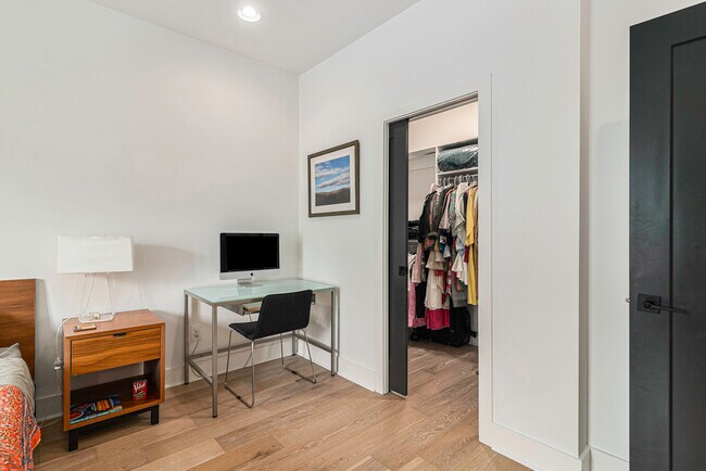 Building Photo - 2424 Memorial Dr SE