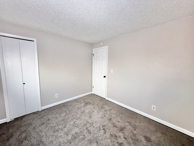 Building Photo - $500 off your 2nd months rent!