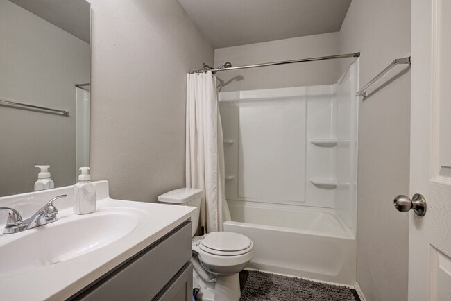 Building Photo - 3 bed 2 bath 2 car garage only two years o...