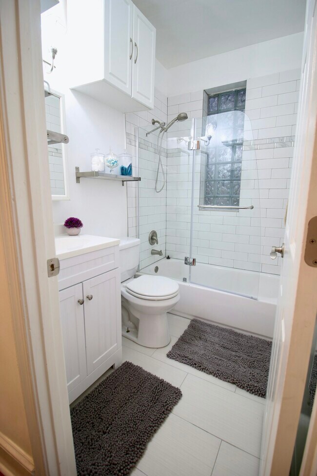 Building Photo - 1423 E Street NE, Unit First Floor