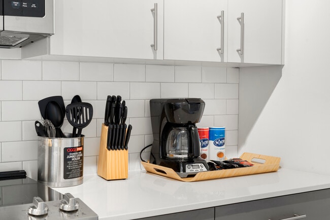 Building Photo - Central 4BR Apartment – Modern Living in Chicago