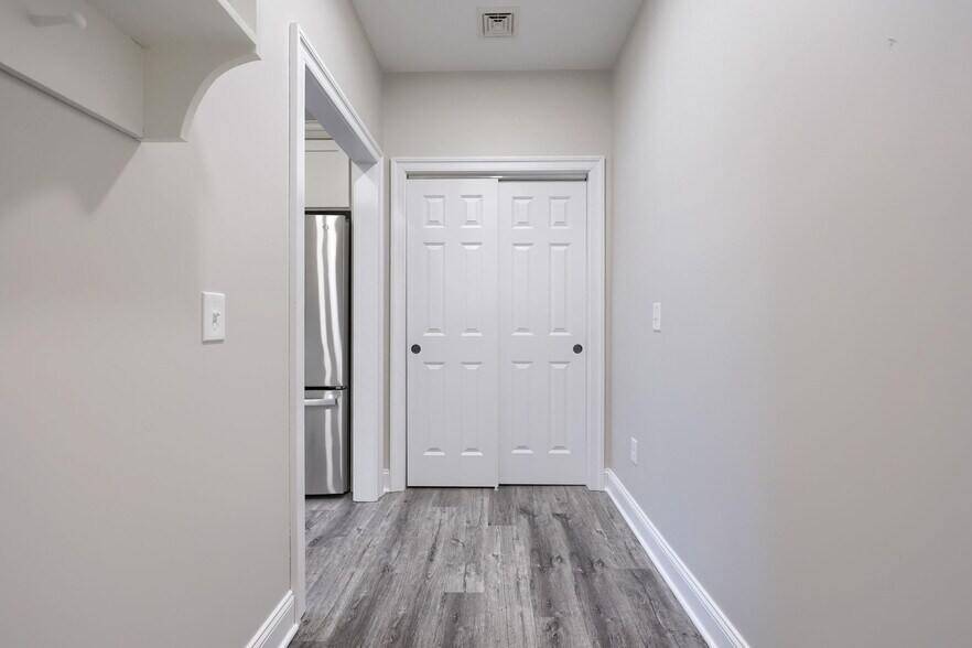 Building Photo - 231 E Main St