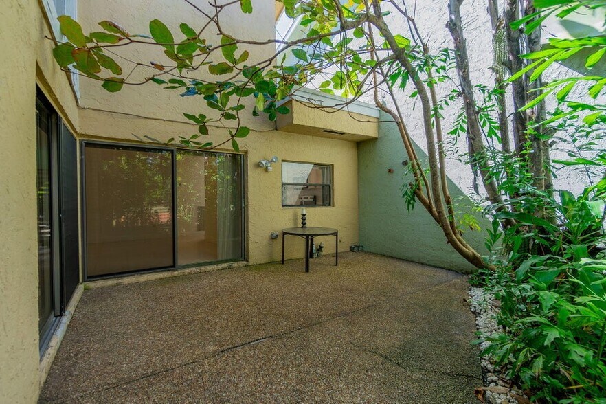 Building Photo - 6090 Aloma Ln
