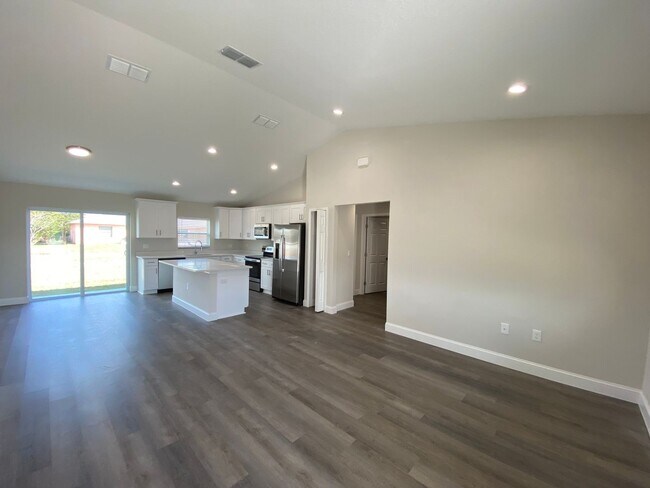 Building Photo - Desirable SW Ocala Neighborhood, 3/2/2 **W...