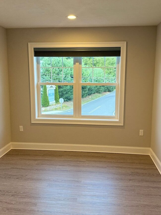 Building Photo - Bright, Spacious 2 bedroom condo in prime ...