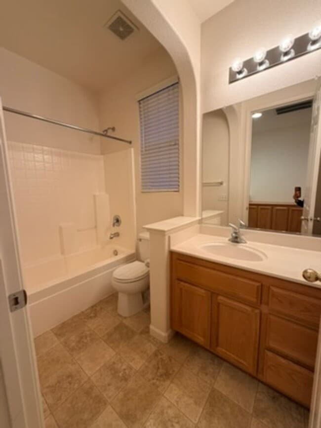 Building Photo - Bright & Spacious 4BD/3BA Home with Downstairs Bed/Bath in Elk Grove