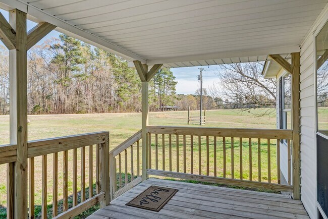 Building Photo - 3 Bedroom/2 Bathroom Equine Farm Home