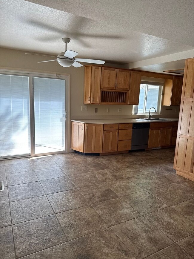 Building Photo - Crystal Lake Home For Rent